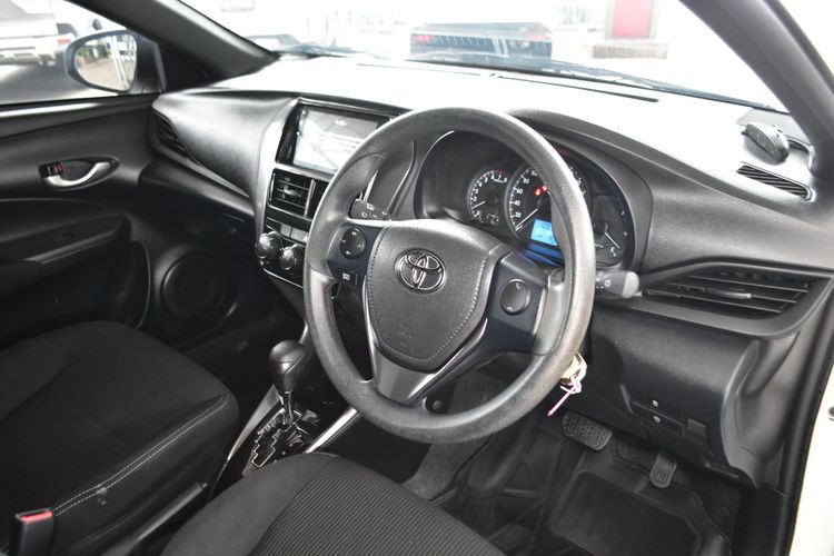 Toyota Yaris 2023 1.2 Sport Hatchback Sedan เบนซิน ไม่ติดแก๊ส เกียร์อัตโนมัติ ขาว รูปที่ 3