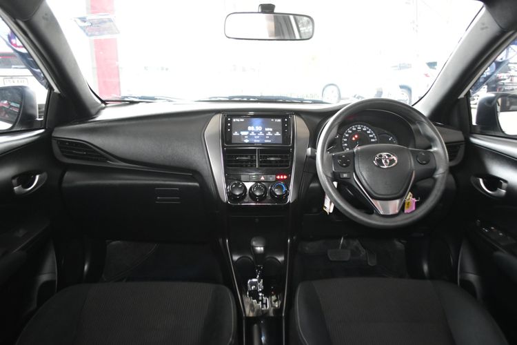 Toyota Yaris 2023 1.2 Sport Hatchback Sedan เบนซิน ไม่ติดแก๊ส เกียร์อัตโนมัติ ขาว รูปที่ 4