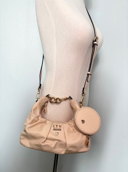 กระเป๋าสะพายข้าง guess lyn lynaround ของแท้ รูปที่ 6