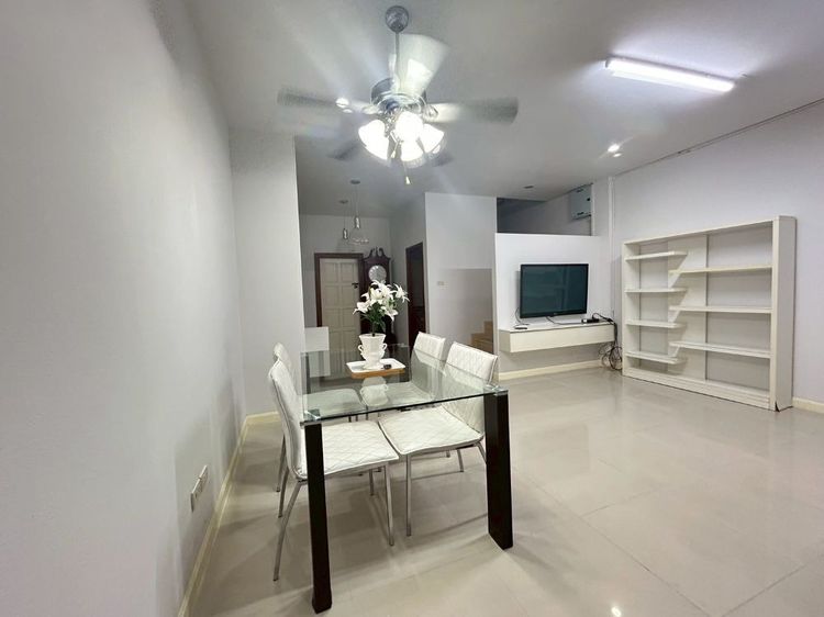 ตกแต่งครบ ไม่ใช่ ขายทาวน์เฮ้าส์ 3 ชั้น พร้อมที่ดิน 21.3 ตร.ว. ใจกลางเมือง ซอยพะเนียดช้าง9 ( ซอยยูเมะ ) อำเภอบางละมุง ชลบุรี รูปที่ 2