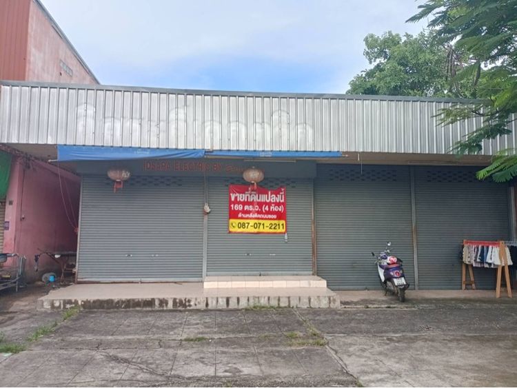 ขายอาคาร 4 ห้อง ทำเลทองในเมืองอุดรฯ ติดถนนสายหลัก ถนนอุดรดุษฎี 169 ตร.ว. 4 ห้อง 34 ลบ. ด้านหลังติดถนนซอย