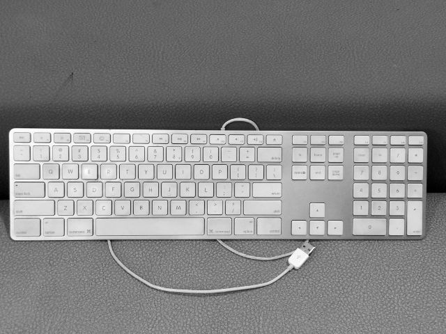 ขอขายคีบอร์ดแอปเปิ้ล Model no.1243 แท้รุ่นมีที่เสียบ USB ใต้คีบอร์ดสองรู เป็นตัวคีบอร์ดตัวภาษาอังกฤษทุกปุ่มใช้ได้หมด