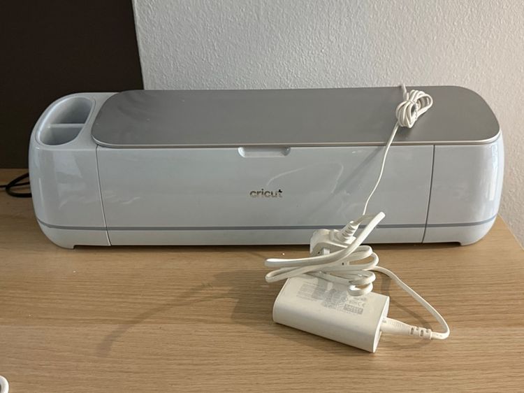 อุปกรณ์ตัด Cricut Maker3 เครื่องตัดสติ้กเกอร์ ไดคัท ซื้อมาไม่ได้ใช้ค่ะ