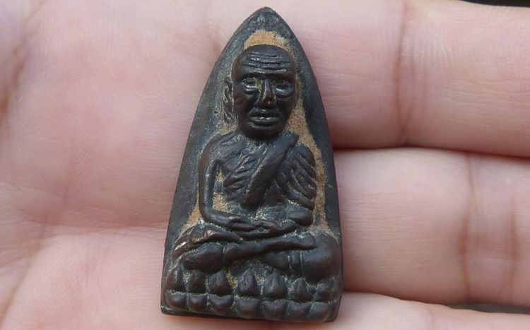 หลวงปู่ทวดพิมพ์ใหญ่หลังเตารีด