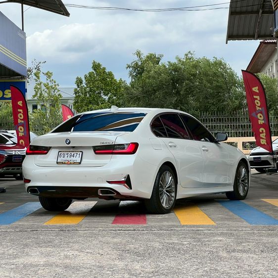 BMW Series 3 2021 320i Sedan เบนซิน ไม่ติดแก๊ส เกียร์อัตโนมัติ ขาว รูปที่ 3