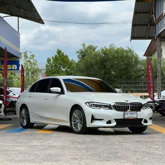 รถ BMW Series 3 320i สี ขาว