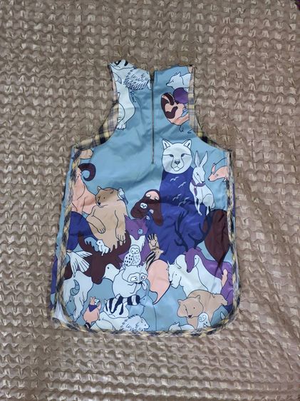 มือสอง  เสื้อแขนกุดสีเขียวหม่นๆ สกรีนลายนานาสัตว์ รูปที่ 2