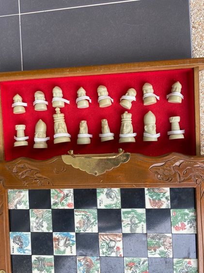 กระดานหมากรุกสากลไม้แกะสลักเก่า หายากมาก สายสะสมไม่ควรพลาด งานดีมาก (ปรับราคา) 2,000 นัดรับชลบุรีแถวแยกคีรี รูปที่ 4