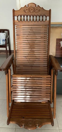 ของใช้ในบ้านต่างๆ จาน ชาม แก้ว รวมถึงเฟอร์นิเจอร์เก่า ชุดโต็ะหมู่บูชาไม้ และอื่นๆ