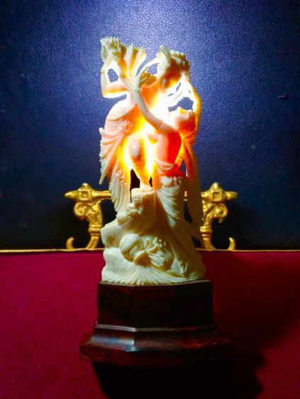 เนื้อแท้ธรรมชาติลายชัดแกะเทพเจ้าทั้งองค์บนฐานไม้กฤษณา รูปที่ 2