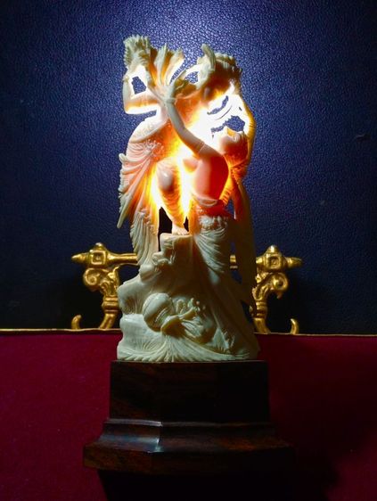 เนื้อแท้ธรรมชาติลายชัดแกะเทพเจ้าทั้งองค์บนฐานไม้กฤษณา รูปที่ 8