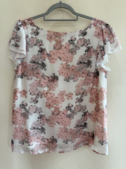 เสื้อแขนสั้นลายดอกสีชมพูโอรส ตัวเสื้อสีครีมของแบรนด์  E.S.P. A.D.A  รูปที่ 2