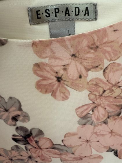 เสื้อแขนสั้นลายดอกสีชมพูโอรส ตัวเสื้อสีครีมของแบรนด์  E.S.P. A.D.A  รูปที่ 3