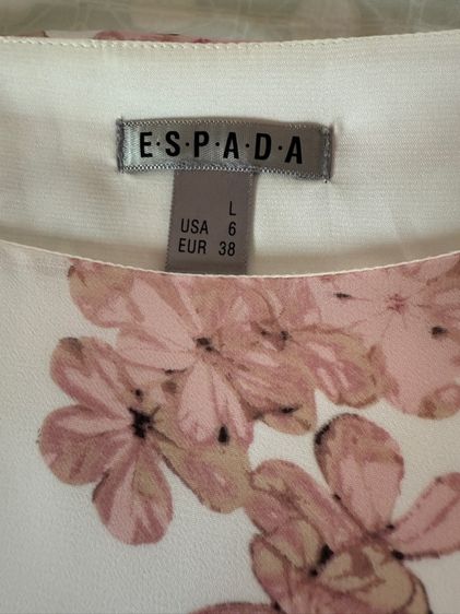 เสื้อแขนสั้นลายดอกสีชมพูโอรส ตัวเสื้อสีครีมของแบรนด์  E.S.P. A.D.A  รูปที่ 8
