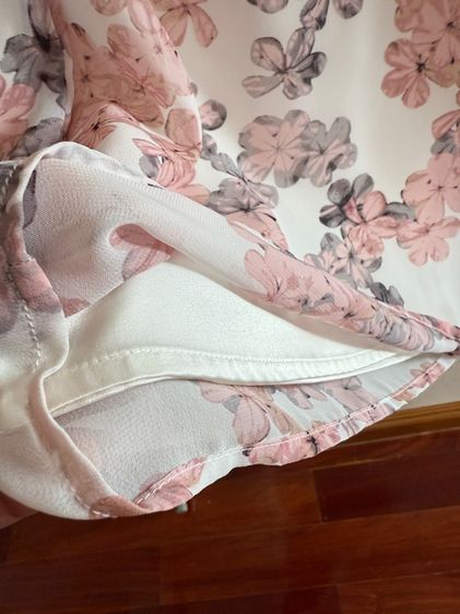 เสื้อแขนสั้นลายดอกสีชมพูโอรส ตัวเสื้อสีครีมของแบรนด์  E.S.P. A.D.A  รูปที่ 5