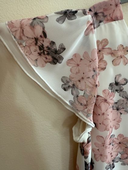 เสื้อแขนสั้นลายดอกสีชมพูโอรส ตัวเสื้อสีครีมของแบรนด์  E.S.P. A.D.A  รูปที่ 4