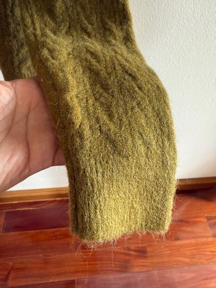 เสื้อ แขนยาวไหมพรหม  คอวี  กระดุมหน้า 4 เม็ด เสื้อสี เขียวขี้ม้า รูปที่ 4