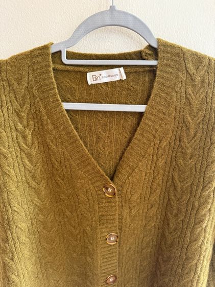 เสื้อ แขนยาวไหมพรหม  คอวี  กระดุมหน้า 4 เม็ด เสื้อสี เขียวขี้ม้า รูปที่ 3