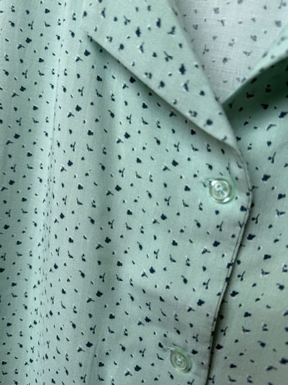 เสื้อเชิ้ตสีเขียวลายดอกสีน้ำเงินแขนจั้มมีกระดุมผ่าหน้า เนื้อผ้าจะนิ่มพริ้ว รูปที่ 7
