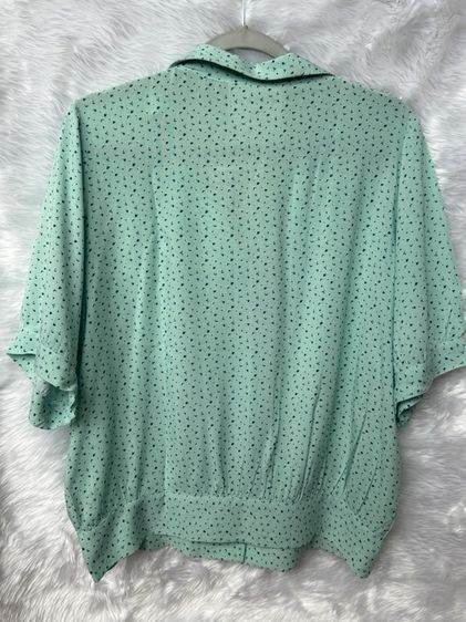 เสื้อเชิ้ตสีเขียวลายดอกสีน้ำเงินแขนจั้มมีกระดุมผ่าหน้า เนื้อผ้าจะนิ่มพริ้ว รูปที่ 2