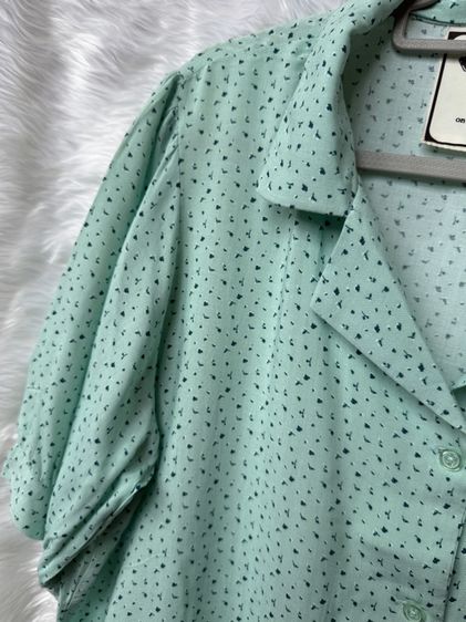 เสื้อเชิ้ตสีเขียวลายดอกสีน้ำเงินแขนจั้มมีกระดุมผ่าหน้า เนื้อผ้าจะนิ่มพริ้ว รูปที่ 8