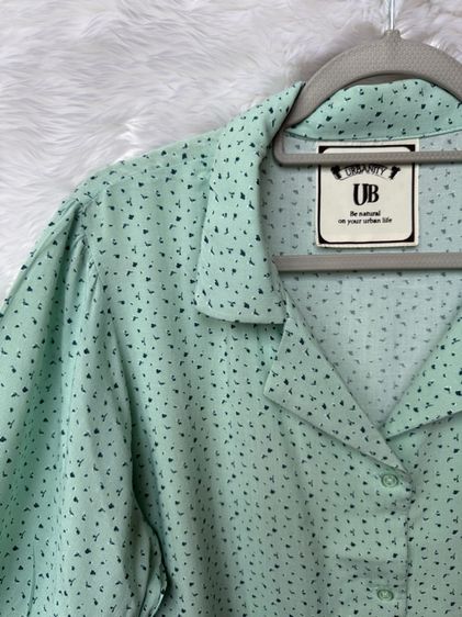 เสื้อเชิ้ตสีเขียวลายดอกสีน้ำเงินแขนจั้มมีกระดุมผ่าหน้า เนื้อผ้าจะนิ่มพริ้ว รูปที่ 3