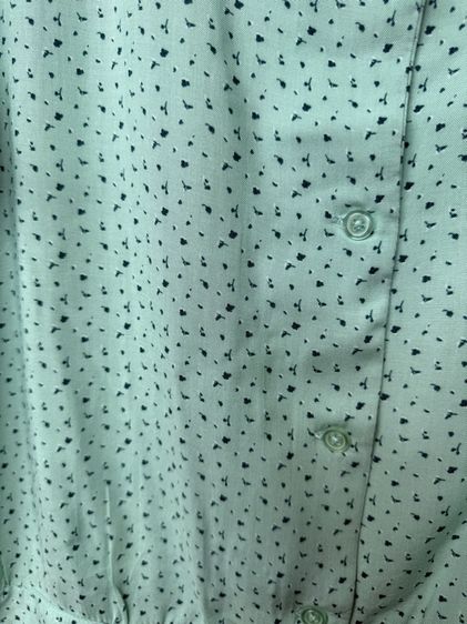 เสื้อเชิ้ตสีเขียวลายดอกสีน้ำเงินแขนจั้มมีกระดุมผ่าหน้า เนื้อผ้าจะนิ่มพริ้ว รูปที่ 6