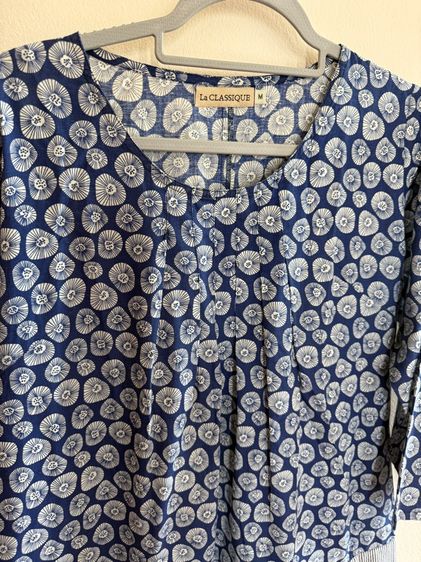 เสื้อสวยๆ ขายเสื้อสีน้ำเงินมีลวดลาย แขนยาว(ยาวประมาณข้อมือ เนื้อผ้านิ่ม  แบรนด์ La CLASSIQUE ลายตามรูป รูปที่ 7