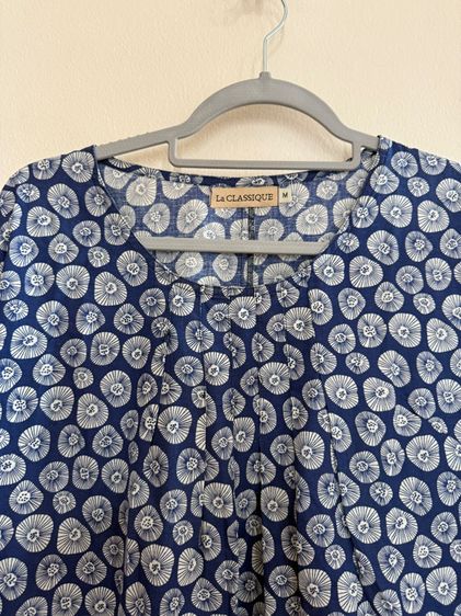 เสื้อสวยๆ ขายเสื้อสีน้ำเงินมีลวดลาย แขนยาว(ยาวประมาณข้อมือ เนื้อผ้านิ่ม  แบรนด์ La CLASSIQUE ลายตามรูป รูปที่ 5