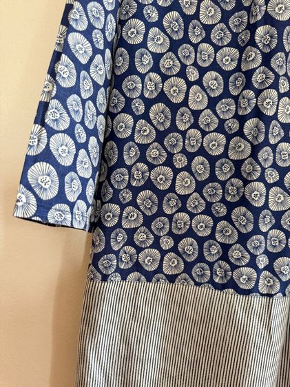 เสื้อสวยๆ ขายเสื้อสีน้ำเงินมีลวดลาย แขนยาว(ยาวประมาณข้อมือ เนื้อผ้านิ่ม  แบรนด์ La CLASSIQUE ลายตามรูป รูปที่ 4