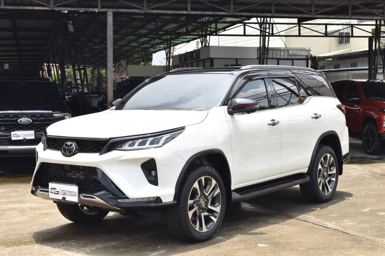 รถ Toyota Fortuner 2.4 Legender สี ขาว