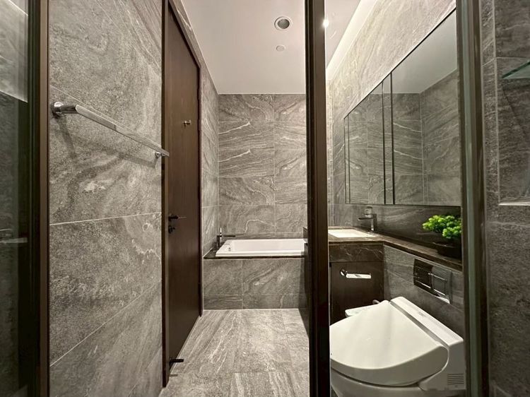 ตกแต่งครบ ไม่ใช่ ขายคอนโด The Esse Sukhumvit 36 พร้อมผู้เช่า ทำเลดี ใกล้ BTS ทองหล่อ รูปที่ 2