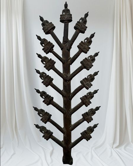 พระช่อชัยวัฒน์กรรมการ สมเด็จย่า 90 พรรษา พ.ศ. 2533 เนื้อนวะ งานเทหล่อในพิธี  พระชัยวัฒน์ สมเด็จย่า จัดสร้างในคราวฉลองพระชนมายุ 90 ปี สร้าง