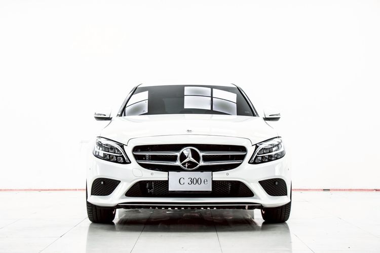 Mercedes-Benz C-Class 2020 C300 Sedan ปลั๊กอินไฮบริด (PHEV) ไม่ติดแก๊ส เกียร์อัตโนมัติ ขาว รูปที่ 4