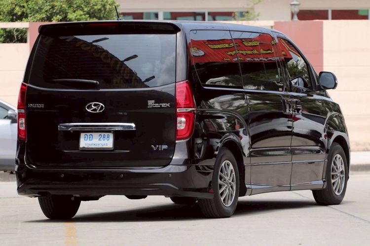 Hyundai H-1  2019 2.5 Deluxe Van ดีเซล เกียร์อัตโนมัติ น้ำตาล รูปที่ 2