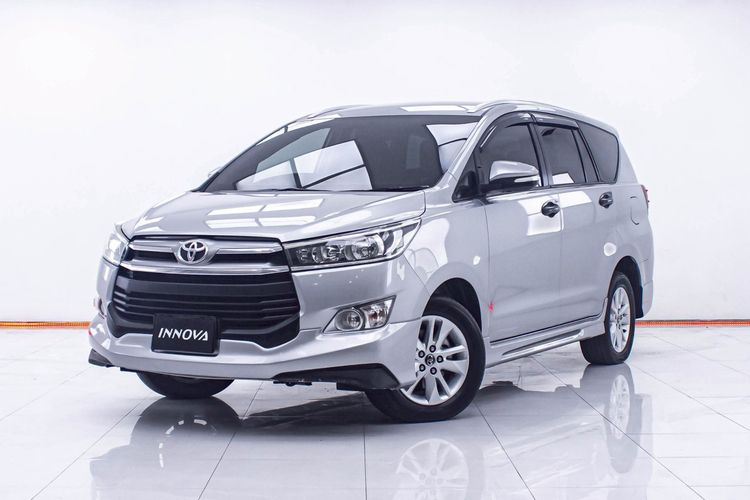 รถ Toyota Innova 2.8 Crysta G สี เทา