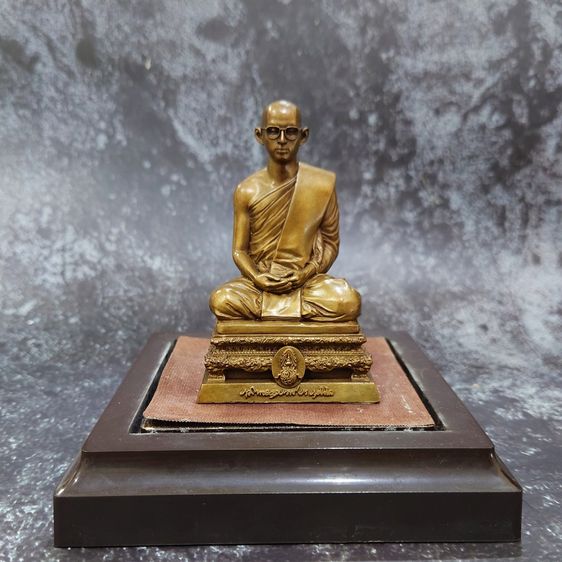 พระบรมรูปทรงผนวช พระบาทสมเด็จพระเจ้าอยู่หัว รุ่นพลังแผ่นดิน ขนาดหน้าตัก 2 นิ้ว เนื้อสัมฤทธิ์ พ.ศ.2554 พร้อมกล่องเดิม รูปที่ 3