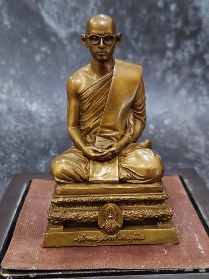 พระบรมรูปทรงผนวช พระบาทสมเด็จพระเจ้าอยู่หัว รุ่นพลังแผ่นดิน ขนาดหน้าตัก 2 นิ้ว เนื้อสัมฤทธิ์ พ.ศ.2554 พร้อมกล่องเดิม รูปที่ 8