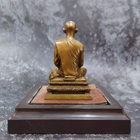 พระบรมรูปทรงผนวช พระบาทสมเด็จพระเจ้าอยู่หัว รุ่นพลังแผ่นดิน ขนาดหน้าตัก 2 นิ้ว เนื้อสัมฤทธิ์ พ.ศ.2554 พร้อมกล่องเดิม รูปที่ 4