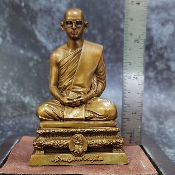 พระบรมรูปทรงผนวช พระบาทสมเด็จพระเจ้าอยู่หัว รุ่นพลังแผ่นดิน ขนาดหน้าตัก 2 นิ้ว เนื้อสัมฤทธิ์ พ.ศ.2554 พร้อมกล่องเดิม รูปที่ 7