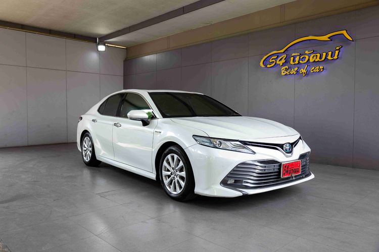 รถ Toyota Camry 2.5 HV Premium สี ขาว