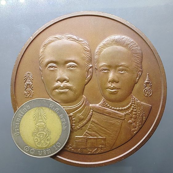 เหรียญเนื้อทองแดง ขนาด 7 ซ.ม. ที่ระลึกครบ 100 ปี โรงเรียนพยาบาลผดุงครรภ์และอนามัยศิริราช ปี2539 พร้อมกล่องหนังเดิม รูปที่ 5