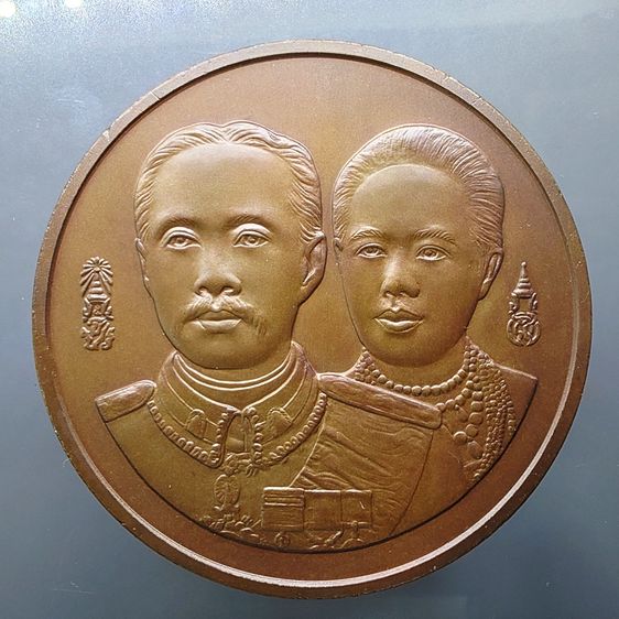 เหรียญเนื้อทองแดง ขนาด 7 ซ.ม. ที่ระลึกครบ 100 ปี โรงเรียนพยาบาลผดุงครรภ์และอนามัยศิริราช ปี2539 พร้อมกล่องหนังเดิม รูปที่ 3