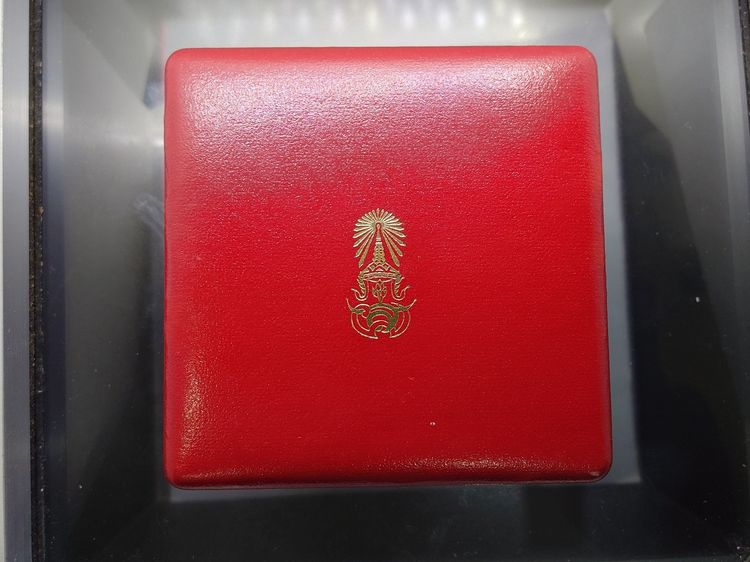 เหรียญเนื้อทองแดง ขนาด 7 ซ.ม. ที่ระลึกครบ 100 ปี โรงเรียนพยาบาลผดุงครรภ์และอนามัยศิริราช ปี2539 พร้อมกล่องหนังเดิม รูปที่ 6