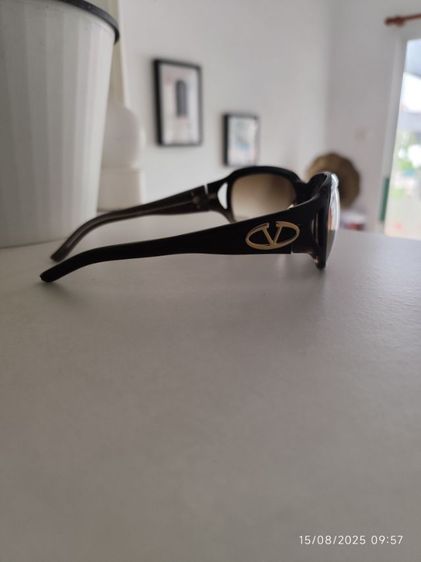 แว่นตากันแดด VALENTINO มือสองขายตามสภาพมีตำหนิที่เลนส์เล็กน้อยขอคนรับได้ รูปที่ 4