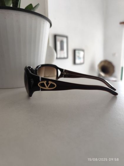 แว่นตากันแดด VALENTINO มือสองขายตามสภาพมีตำหนิที่เลนส์เล็กน้อยขอคนรับได้ รูปที่ 3