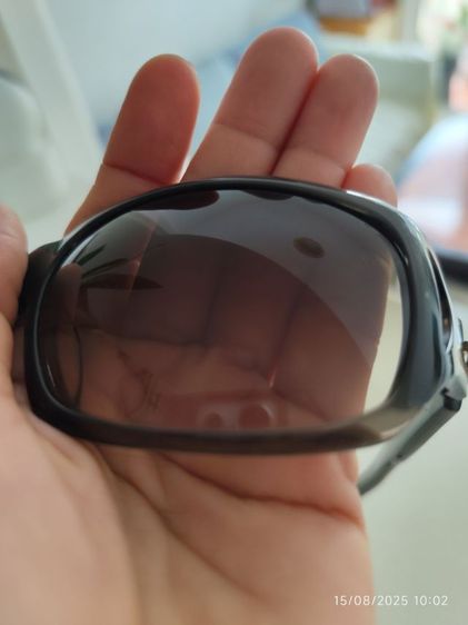 แว่นตากันแดด VALENTINO มือสองขายตามสภาพมีตำหนิที่เลนส์เล็กน้อยขอคนรับได้ รูปที่ 7