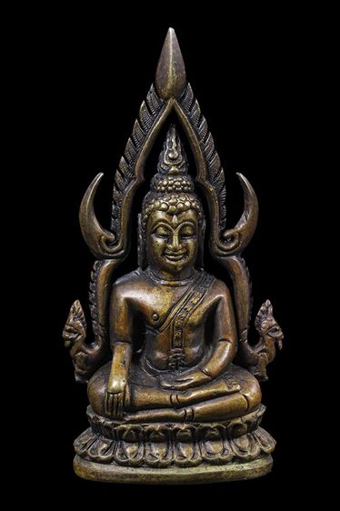 รูปหล่อพระพุทธชินราช แต่งเก่าๆ