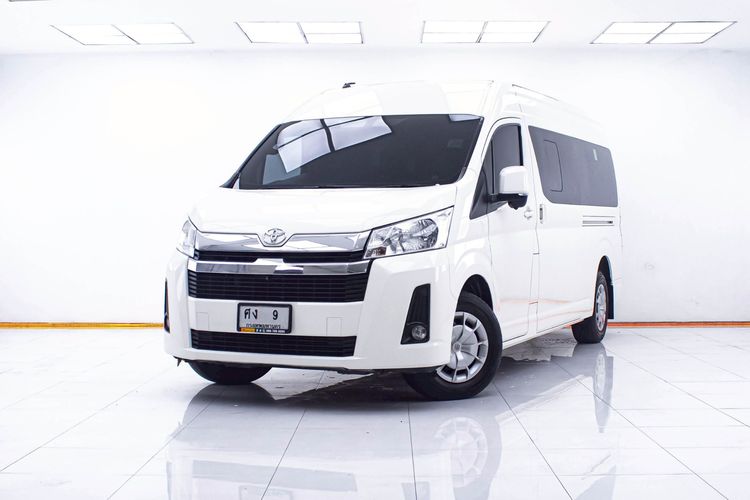 Toyota Commuter 2023 2.8 Van ดีเซล ไม่ติดแก๊ส เกียร์ธรรมดา ขาว