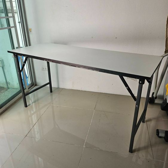 โต๊ะหน้าขาว 1.50ม. ขาเหล็กพับได้ (มือสอง)